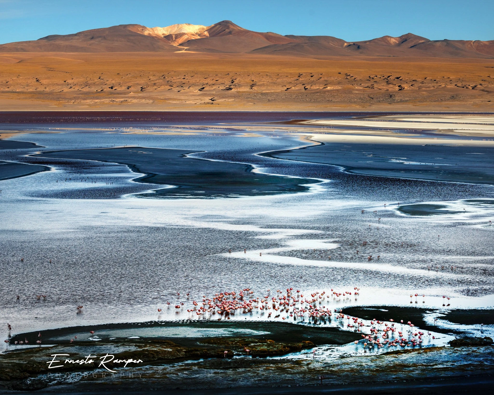 Laguna del altiplano entre salares, montañas y luz del desierto de Atacama.